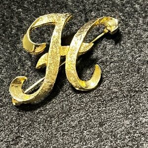 Elegant Vintage Gold Plated Cursive Letter “H” Brooch